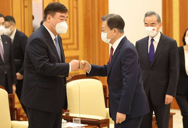 문재인 대통령이 2021년 9월15일 청와대 본관 접견실에서 왕이 중국 외교부장이 지켜보는 가운데 싱하이밍 주한중국대사와 인사하고 있다. /연합뉴스
