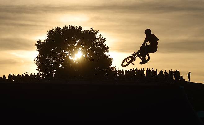 8월 13일 (현지시각) 독일 뮌헨에서 열린 2022 BMX 유러피언 챔피언십 대회에서 프리스타일 경기에 출전한 프랑스 선수가 점프를 하고 있다/ AFP연합뉴스