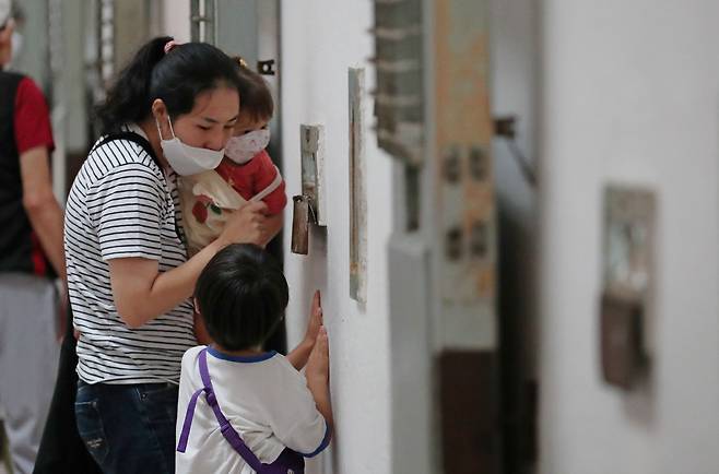 제77회 광복절인 15일 서울 서대문형무소역사관에서 한 아이가 엄마의 설명을 들으며 형무소 내부를 관람하고 있다. 2022.08.15 /남강호 기자