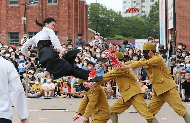 제77주년 광복절인 15일 서울 서대문형무소역사관 광장에서 미르메 태권도 시범단이 태권도 독립 퍼포먼스를 펼치고 있다.  2022.08.15 /남강호 기자