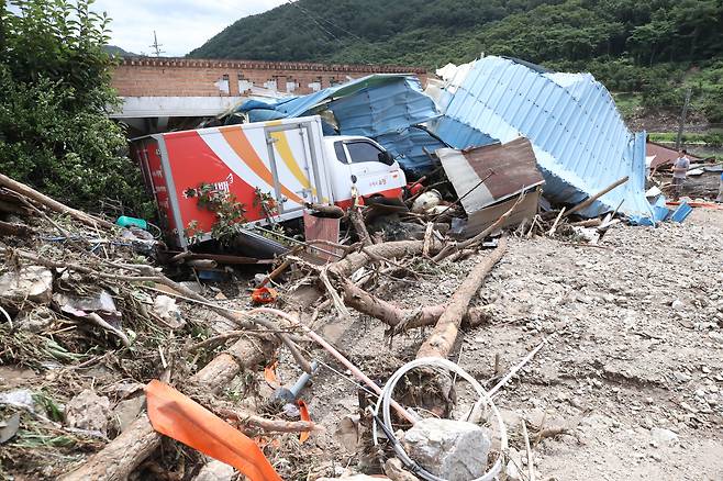 15일 오전 충남 부여군 거전리 정골마을에서 전날 새벽에 집중적으로 내린 폭우로 인한 산사태로 마을이 초토화됐다./연합뉴스
