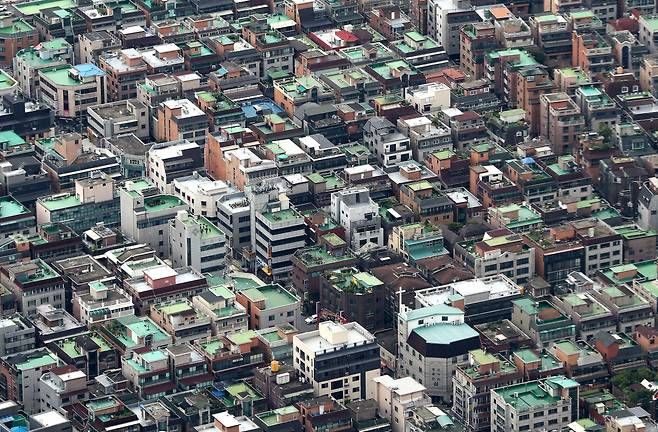 8월 1일 서울 송파구 롯데월드타워 전망대 서울스카이에서 바라본 빌라 밀집지역의 모습/뉴스1