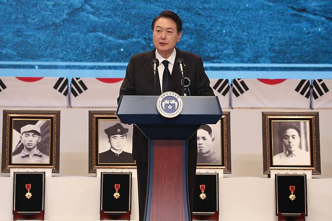 윤석열 대통령이 지난 14일 서울 동작구 국립서울현충원 현충관에서 열린 한국광복군 선열 합동 봉송식에서 추모사를 하고 있다. /뉴스1