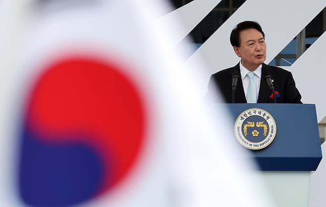 윤석열 대통령이 15일 오전 서울 용산 대통령실 청사 잔디마당에서 열린 제77주년 광복절 경축식에서 축사하고 있다. /연합뉴스