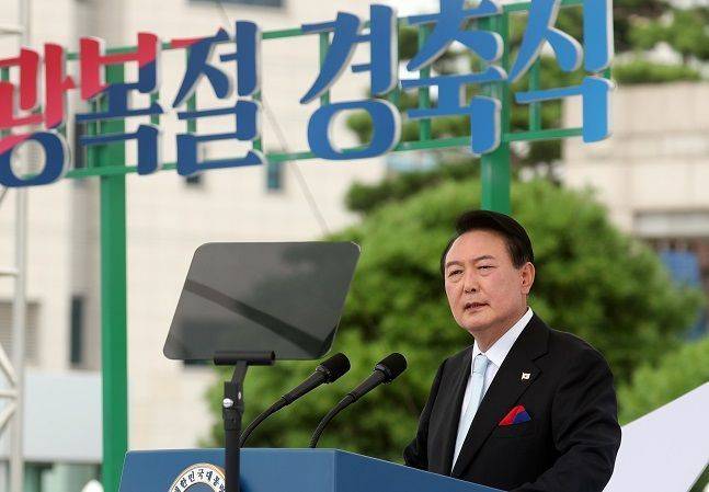 윤석열 대통령이 15일 서울 용산 대통령실 잔디마당에서 열린 제77주년 광복절 경축식에서 경축사를 하고 있다. ⓒ뉴시스