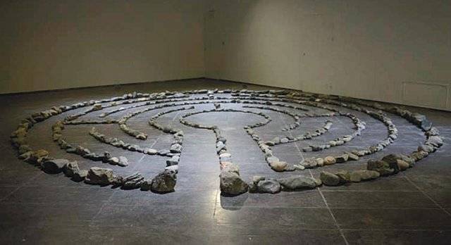 필립 바티카의 ‘미궁’. 작가는 자연석 2t을 활용해 소리를 듣는 공간을 만들었다. 대안공간루프 제공