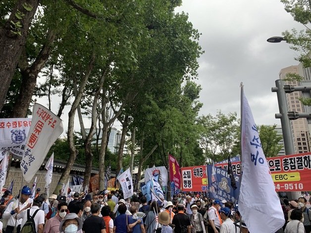 자유통일당 등 보수단체들은 15일 오후 서울 종로구 동화면세점 앞에서 ‘자유통일 및 주사파 척결 8·15 국민대회’를 열었다.
