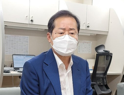 기자들과 만나 간담회 하는 홍준표 대구시장. 연합뉴스
