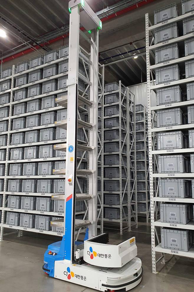 CJ대한통운이 이천 1풀필먼트센터에 올해 말 적용 예정인 셔틀 AGV. 4.7m 높이의 고층선반으로 이뤄진 보관공간 안에서 스스로 이동하고 높낮이를 조절하며 상품을 넣거나 가져온다.