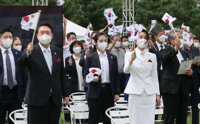 윤석열 대통령과 김건희 여사가 15일 서울 용산 대통령실 청사 잔디마당에서 열린 제77주년 광복절 경축식에서 광복절 노래를 제창하고 있다. 연합뉴스