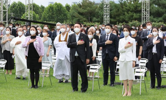 윤석열 대통령과 김건희 여사가 15일 서울 용산 대통령실 청사 잔디마당에서 열린 제77주년 광복절 경축식에서 국기에 경례를 하고 있다. 연합뉴스