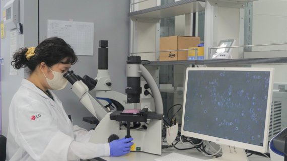 LG전자 품질경영센터 산하 물질분석공인랩 연구원이 현미경을 이용해 항바이러스 성능을 평가하고 있다. LG전자 제공