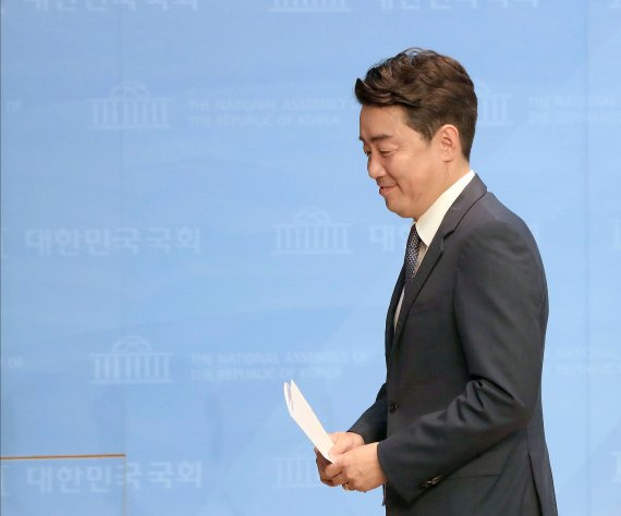 퇴장하는 강훈식. 더불어민주당 당권주자인 강훈식 후보가 15일 국회 소통관에서 당대표 후보 사퇴 기자회견을 마친 뒤 회견장을 나서고 있다. 연합뉴스