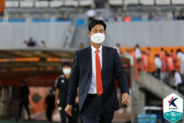 최용수 강원FC 감독. 한국프로축구연맹 제공