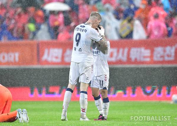 라스(왼쪽), 이승우(오른쪽, 수원FC). 서형권 기자