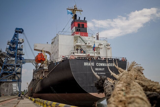 유엔이 아프리카 긴급구호를 위해 임차한 곡물운송선 ‘브레이브 커맨더’가 14일 우크라이나 오데사 동쪽 피데니 항에서 밀 2만3천톤을 싣고 있다. AFP 연합뉴스