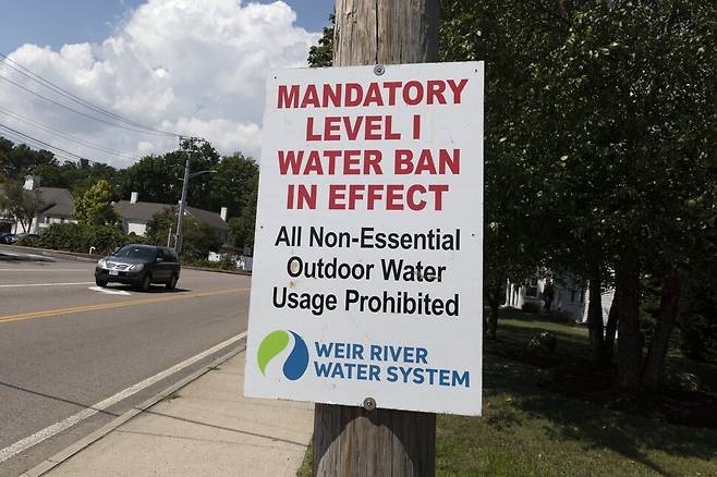 미 북동부 전역을 덮친 올여름 극심한 가뭄으로, 지난 6일 미국 매사추세츠주 힝햄에서 야외 물 사용 금지를 알리는 표지판이 세워져있다. AP 연합뉴스