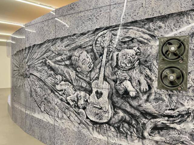 대왕애견상조가 운영하는 장례식장은 반려동물과 견주를 위로하는 공간이 아니라 철저하게 돈벌이와 이대왕의 욕망을 보여주기 위해서 꾸며진 공간이다. 이대왕의 부조나 서명 등이 곳곳에 붙어있다. 김민호 기자