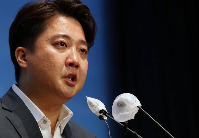 이준석 국민의힘 대표가 13일 국회 소통관에서 기자회견을 하고 있다. 뉴스1