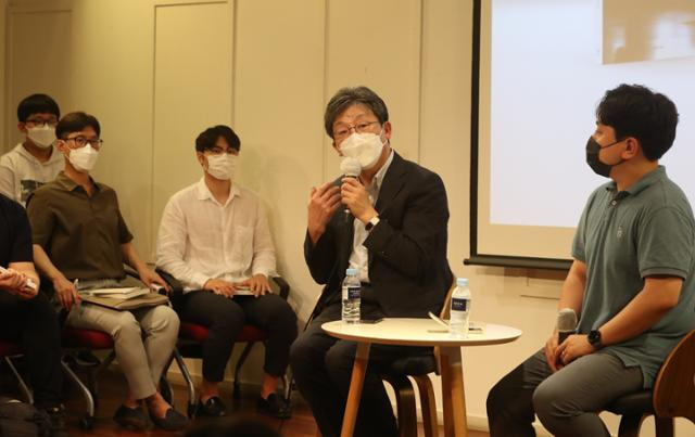 국민의힘 유승민 전 의원이 7월 16일 오후 부산 서면 소민아트센터에서 열린 자신의 저서 '야수의 본능으로 부딪쳐라' 북 콘서트에서 발언하고 있다. 부산=연합뉴스