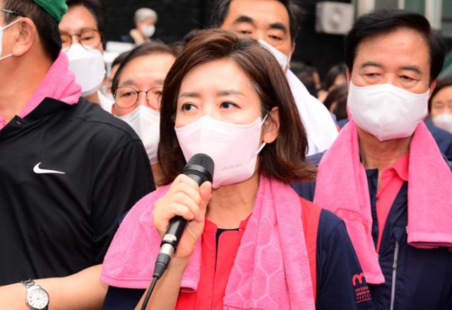 나경원 전 의원이 11일 폭우 피해를 입은 서울 동작구 사당2동 주민센터 앞에서 폭우 피해와 관련 발언을 하고 있다. 뉴스1