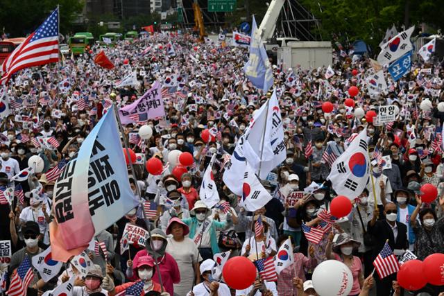 15일 오후 서울 중구 세종대로 일대에서 보수단체들의 태극기 집회가 열리고 있다. 고영권 기자