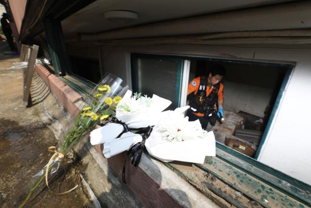 일가족 3명이 폭우로 참변을 당한 서울 신림동 반지하 주택에서 12일 관할 소방서 관계자들이 현장 조사를 하고 있다. 뉴시스