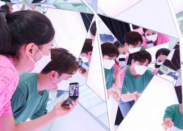 삼성전자 갤럭시 스튜디오 삼성 디지털프라자 홍대본점에서 방문객들이 갤럭시Z플립4로 거울 셀카를 찍는 모습. 삼성전자 제공