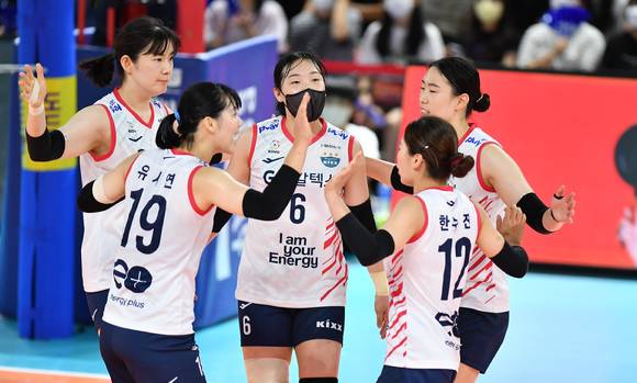 15일 순천 팔마체육관에서 GS칼텍스와 IKB기업은행의 2022 순천·도드람컵 프로배구대회(KOVO컵대회) 여자부 A조 경기가 열린 가운데 GS칼텍스 선수들이 득점 이후 기뻐하고 있다. [사진=한국배구연맹(KOVO)]