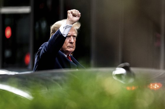 검찰 수사를 받는 도널드 트럼프 전 미국 대통령이 지난 10일 소환에 응하기 위해 뉴욕의 트럼프타워를 나서고 있다. [AP=연합뉴스]
