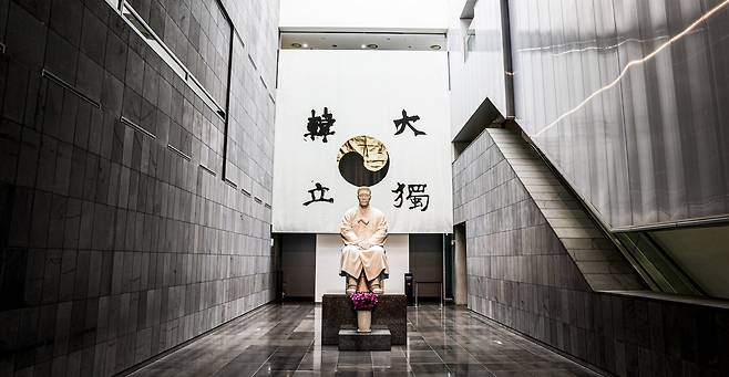 안중근 의사 뒤로 설치된 대형 태극기. 제2전시실에 가면 원본 크기의 태극기도 있습니다. 김경록 기자