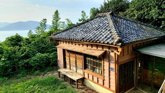 지심도에 남아있는 일제 흔적. 전력공급을 담당하던 발전소 소장의 사택이다. [한국내셔널트러스트]