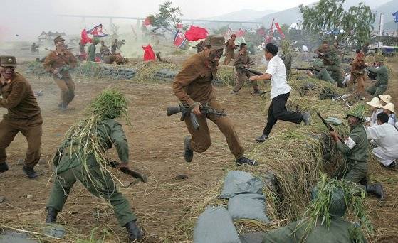 경북 칠곡군 석적읍 낙동강 둔치에서 열린 ‘낙동강지구전투 전승기념행사’ 모습. 육군 제2작전사령부 장병들이 낙동강을 건너 쳐들어오는 인민군에 맞서 결사방어하는 국군의 전투장면을 재연하고 있다. 중앙포토