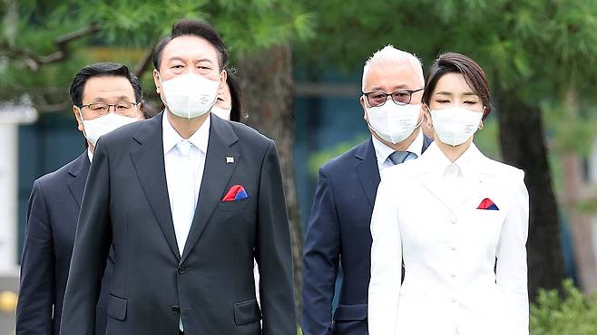 윤석열 대통령과 김건희 여사가 태극문양 행커치프를 꽂고 15일 서울 용산 대통령실 청사 잔디마당에서 열린 제77주년 광복절 경축식에 참석하고 있다. 연합뉴스