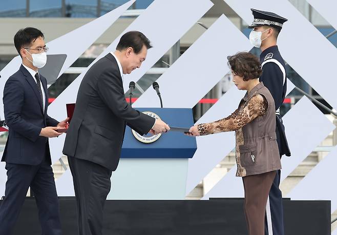 독립유공자 정부포상하는 윤석열 대통령. 연합뉴스