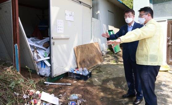장상윤 교육부 차관이 12일 집중호우로 피해를 입은 서울 관악구 남강고등학교를 찾아 현장을 점검하고 있다. 사진 교육부