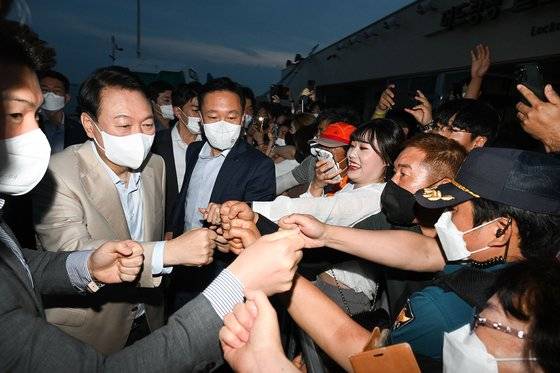 지난달 16일 윤석열 대통령이 충남 보령 대천해수욕장에서 열린 2022 보령해양머드박람회 개막식에 참석, 주먹인사를 하고 있다. 연합뉴스