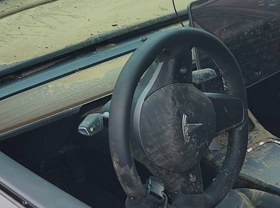 15일 경기 과천 서울대공원 주차장에 차량 내부까지 침수된 테슬라 차량이 확인된다. 김민상 기자