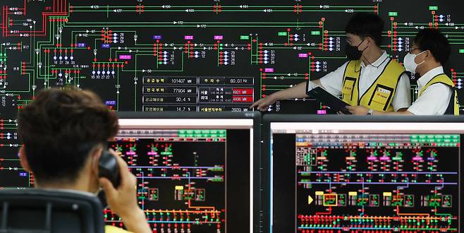 지난 4일 서울 중구 한국전력 서울본부 광역계통운영센터에서 직원들이 여름철 전력 수급 상황을 확인하고 있다. 뉴스1