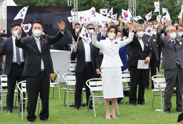 윤석열 대통령과 김건희 여사가 15일 서울 용산 대통령실 청사 잔디마당에서 열린 제77주년 광복절 경축식에서 만세삼창을 하고 있다. 사진=연합뉴스