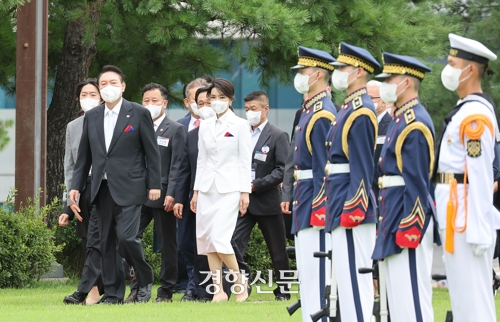 윤석열 대통령과 김건희 여사가 15일 서울 용산 대통령실 청사 잔디마당에서 열린 제77주년 광복절 경축식에서 김영관 애국지사 및 후손들과 입장하고 있다.  연합뉴스