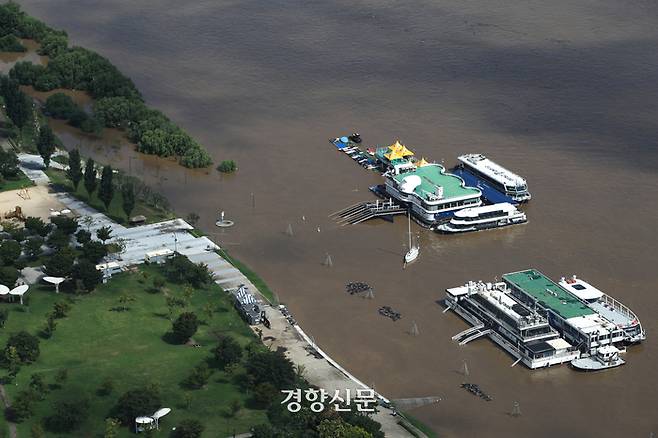 서울 등 수도권지역에 기록적인 폭우가 내린 지난10일 서울 여의도 한강공원이 물에 잠겨 있다. /성동훈 기자