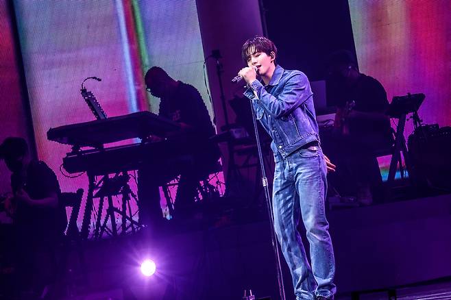 Singer-actor Lee Jun-ho performs during his fan concert “Before Midnight” at the SK Olympic Handball Gymnasium at Seoul’s Olympic Park, Sunday. (JYP Entertainment)