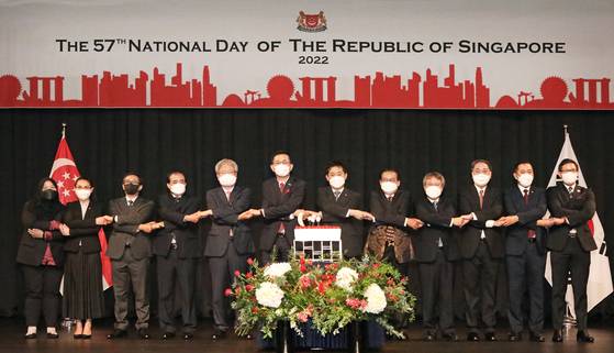 Ambassador of Singapore to Korea Eric Teo, sixth from left, and ambassadors and diplomats from Asean member states celebrate the National Day of Singapore at the Grand Hyatt Seoul last Thursday. [PARK SANG-MOON]