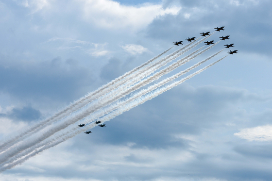 The Korean Air Force's Black Eagles aerobatic team and the Philippine Air Force perform together at the Basa Air Base in Floridblanca town, Pampanga, Philippines last Saturday. The Black Eagles visited the Philippines from Aug. 12 to 15 for the air show to promote Korean military assets and highlight the friendship between the two countries. [YONHAP]