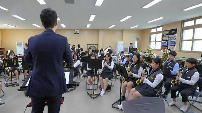 포항 청하중학생으로 구성된 관송윈드오케스트라가 합주 연습하고 있다.(경북교육청 제공) 2022.08.15.
