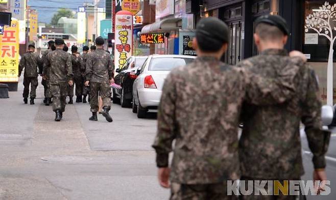 외출나온 군장병들