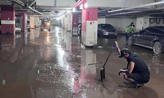 배우 조한선이 14일 성남시 분당구 운중동 내 한 건물 지하에서 복구 작업을 하고 있다. 이기인 경기도의원 페이스북 캡처