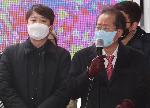 지난 2월 윤석열 당시 대선후보 지지 유세에 나선 홍준표 대구시장(오른쪽)과 이준석 국민의힘 대표. 국회사진기자단