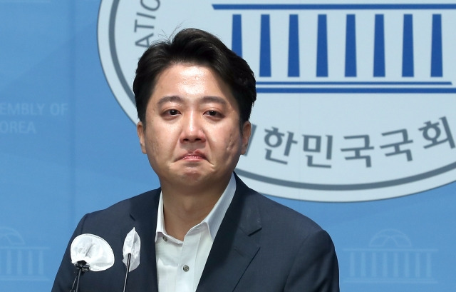 이준석 국민의힘 대표가 13일 오후 서울 여의도 국회 소통관에서 기자회견을 열고 발언 도중 눈시울을 붉히고 있다. 뉴시스